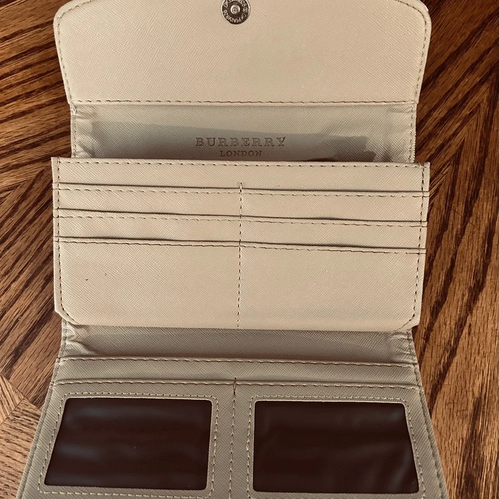 Burberry Cream Checkered Women's Bag - Picture 3 of 4